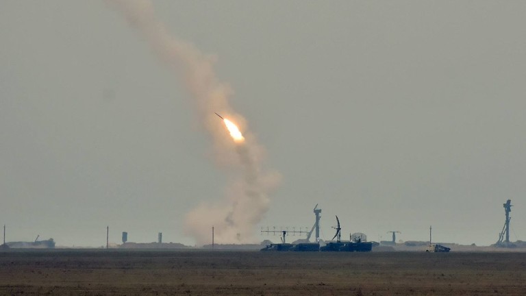 В Украйна зоват за създаването на ракета, способна да достигне поне до Урал