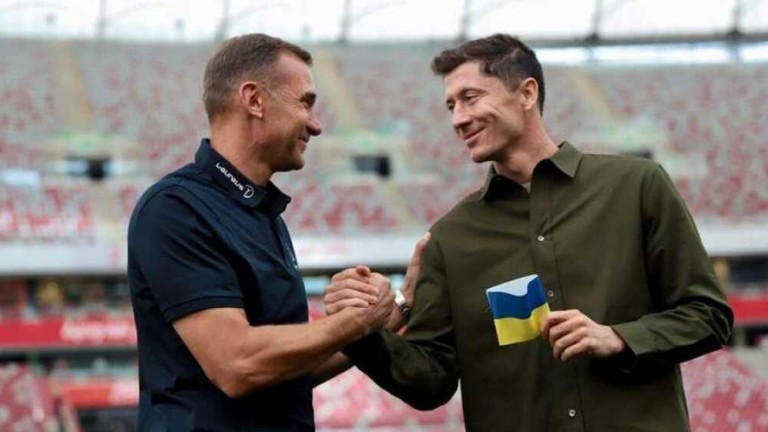Шевченко подари на Левандовски капитанска лента в цветовете на украинското знаме