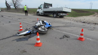 Двама мотористи загинаха в неделя до обяд когато в около