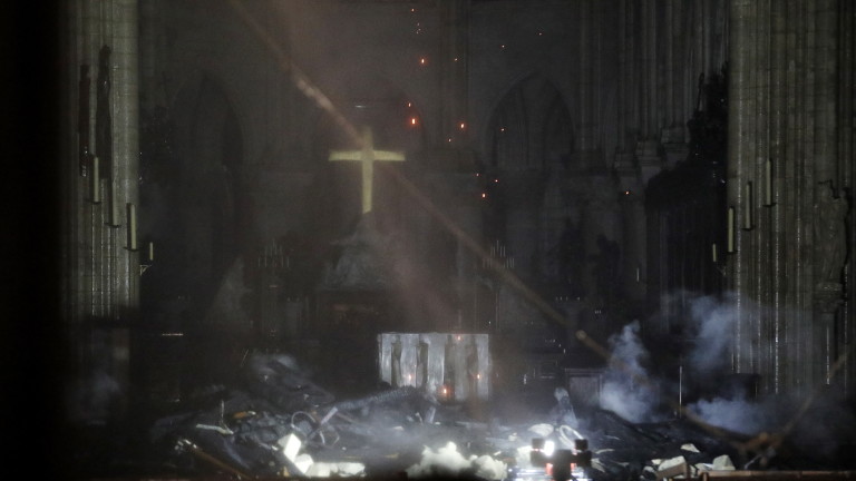 Пожарът, разразил се в катедралата Нотр Дам във френската столица