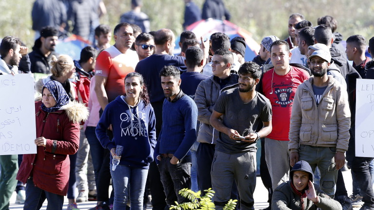 Властите в северозападна Босна забраниха на около 150 мигранти да