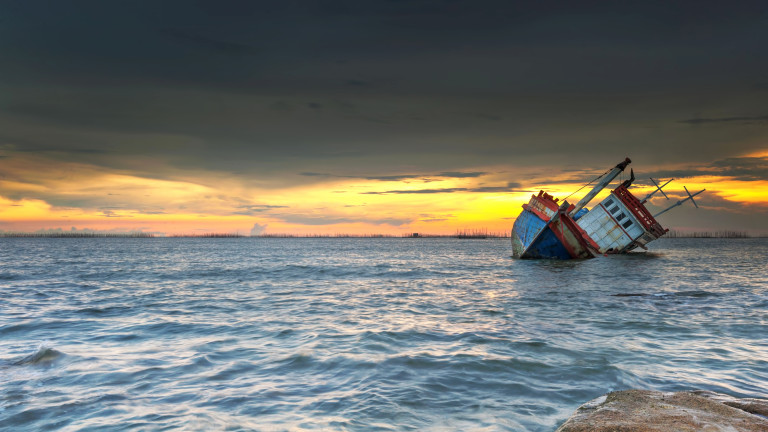Товарен кораб с 13 души потъна в Черно море край Турция