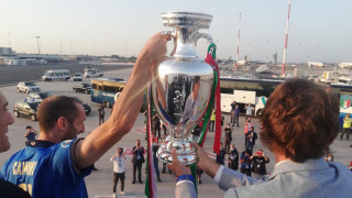 Капитанът на Италия Джорджо Киелини вдигна трофея към небето над