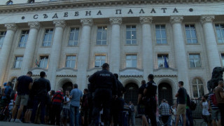 Граждани и журналисти протестират пред столичната Съдебна палата Според тях задържането