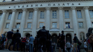Граждани и журналисти протестират пред столичната Съдебна палата