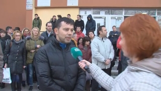 Изключват ученик за грубости, семейството му ще съди училището
