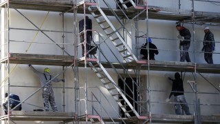 35 годишен работник падна от петия етаж на жилищна сграда в