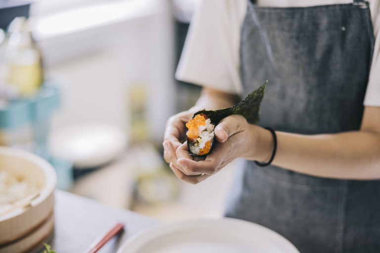 Завива се елементарно на ръка