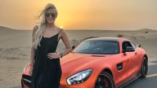 Блондиката, която кара най-скъпите и бързи автомобили в света
