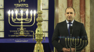 За мен е чест да запаля една от свещите в