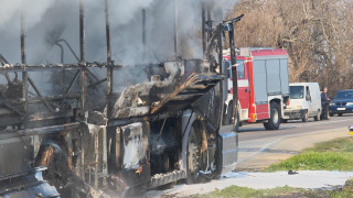 Автобус пътуващ по линията Бургас София се е запалил