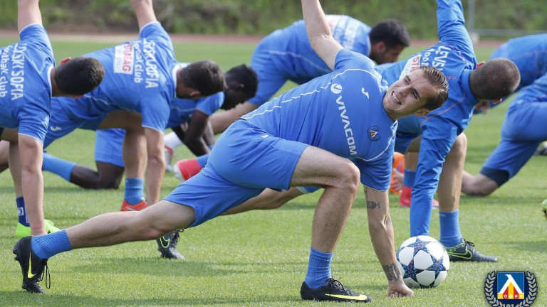 Стъкло от душ - кабина нарязало краката на Вутов