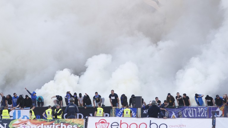 Заради изцепките на "фенове": Нова санкция от УЕФА грози Левски 