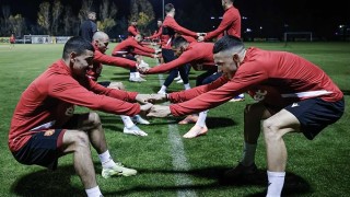 Националният отбор по футбол прелетя половината земно кълбо и кацна