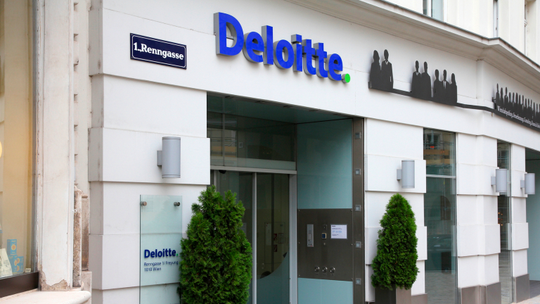 Съдят Deloitte, че е "проспала" сделки за пране на пари за $200 милиона