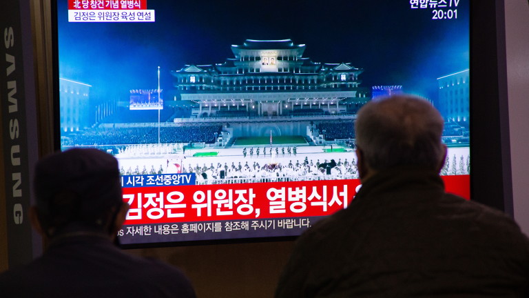 Севернокорейци носиха маски на манифестация след военния парад