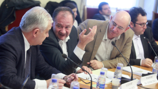 Командировки на депутати застрашиха промените в Конституцията