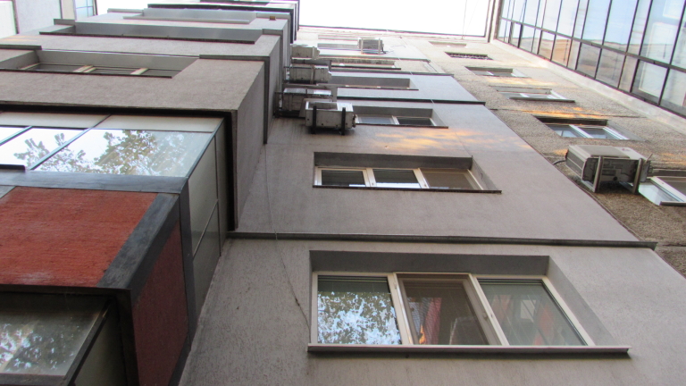 Три годишно дете падна 4 етаж на жилище в блок