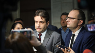 Парламентарната група на ПП ДБ внесе петия вот на недоверие срещу