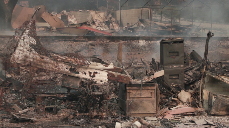 Най-малко 500 сгради са изгорели при горските пожари в Северна