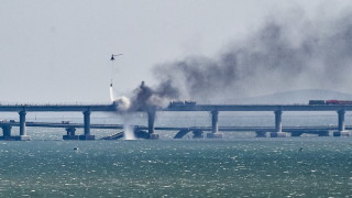 Няколко експлозии са станали в района на Кримския мост съобщава