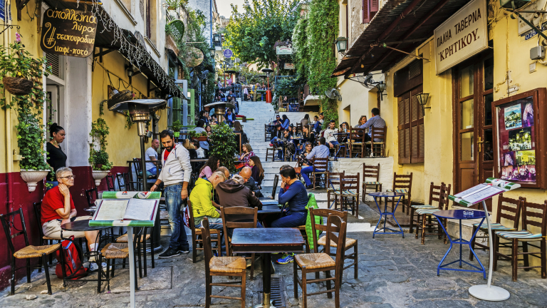 Планът на Гърция за отваряне на икономиката. Кога ще заработят туризмът и ресторантите?