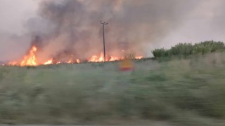 Вятърът тласка пожара край границата с Гърция към България