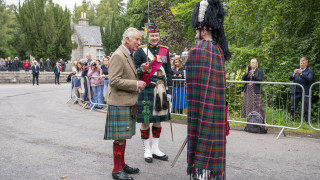 Традицията повелява работещите членове на кралското семейство да прекарват летните