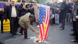 Бизнесът със знамена на САЩ, Израел и Великобритания в Иран процъфтява - за да ги горят
