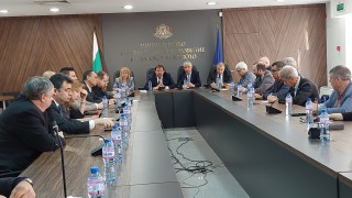 Обсъждат се и възможностите за застраховане на големите инфраструктурни обекти