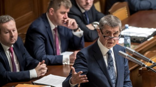 Правителството в Чехия оцеля при вот на недоверие
