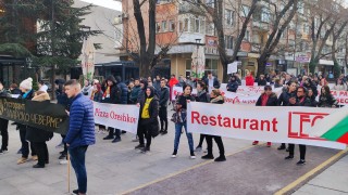 Собствениците на заведения в Стара Загора и техните служители излязоха