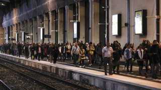 Френските профсъюзи започнаха национална стачка във вторник с искания за