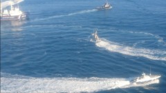 Три малки кораба нападнаха търговски плавателен съд край Йемен