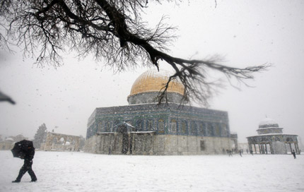 Израелски сили за сигурност обсадиха джамията Ал-Акса в Йерусалим