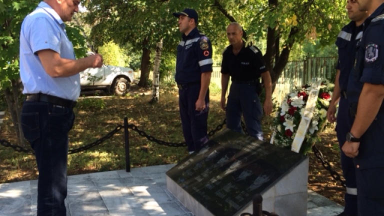 Днес стават 17 години от смъртта на шестимата пожарникари и полицаи в Бобов дол