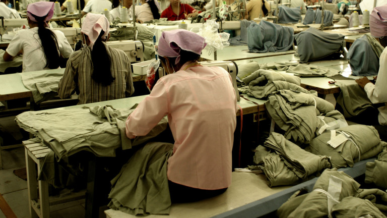 Работниците в етиопските фабрики за производство на облекло са средно