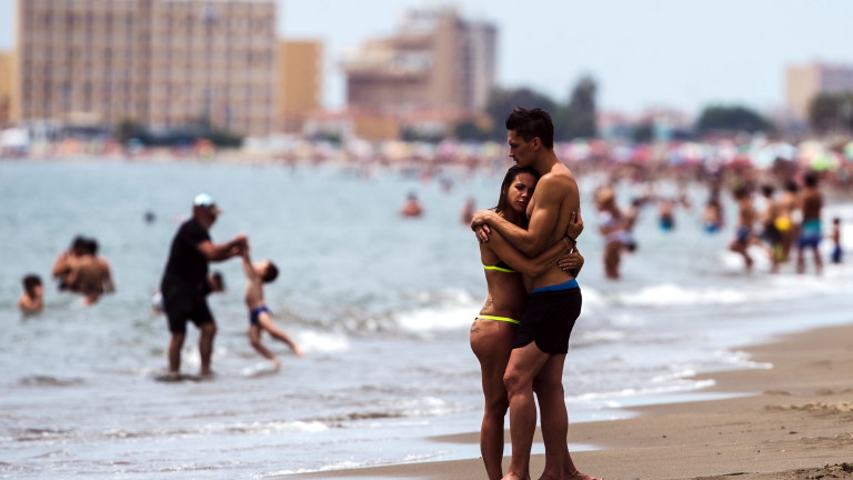 Испания работи върху постепенно отваряне на страната за туристи от