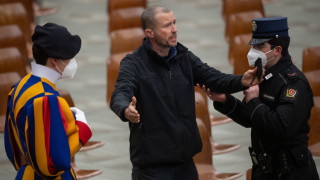 Мъж вся смут по време на седмичната публична аудиенция на