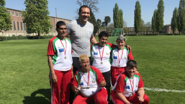 Кубрат Пулев се срещна с момичетата от българския отбор по интегриран футбол
