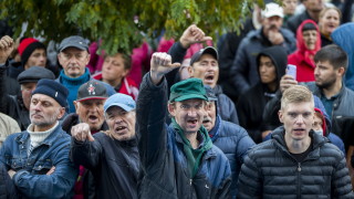Хиляди протестираха срещу прозападните лидери на Молдова като преминаха през