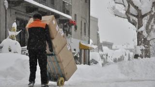 Обилен снеговалеж блокира италианските и швейцарски ски курорти Червиния и Аделбоден докато