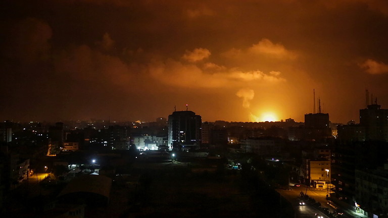 Най-малко трима души бяха ранени, след като ракета на Хамас удари жилищна
