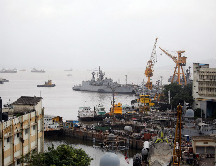 Има загинали след експлозия и пожар на подводница в Мумбай