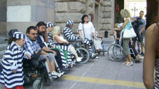 Хората с увреждания: Превърнаха ни в затворници