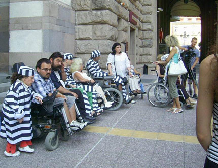 Хората с увреждания: Превърнаха ни в затворници