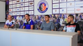 Треньорът на Етър Велико Търново Станислав Генчев и футболистите Георги