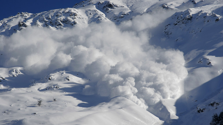 Лавина в Алпите затрупа най-малко 12 души