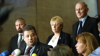 Шестима депутати напускат парламентарната група на Величие Това съобщи председателстващият заседанието