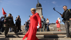 Русофили и активисти на Възраждане "охраняват" Митрофанова пред МОЧА